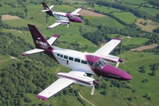 Cessna's flying in formation 