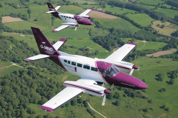 Cessna's flying in formation