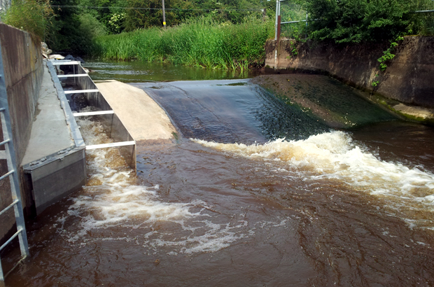 Rodington hydrometric gauging weir with a larnier fish pass installation