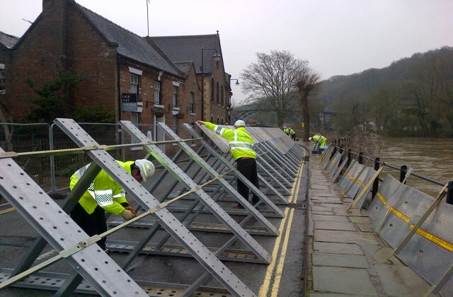 EA teams putting up temporary flood defences