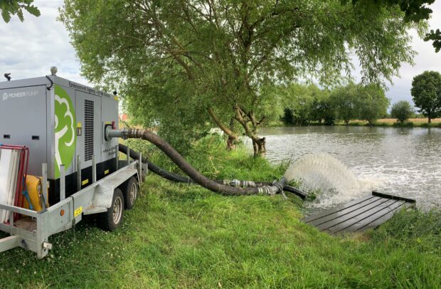 EA deploying aeration equipment to increase oxygen levels in a stillwater fishery in Worcestershire